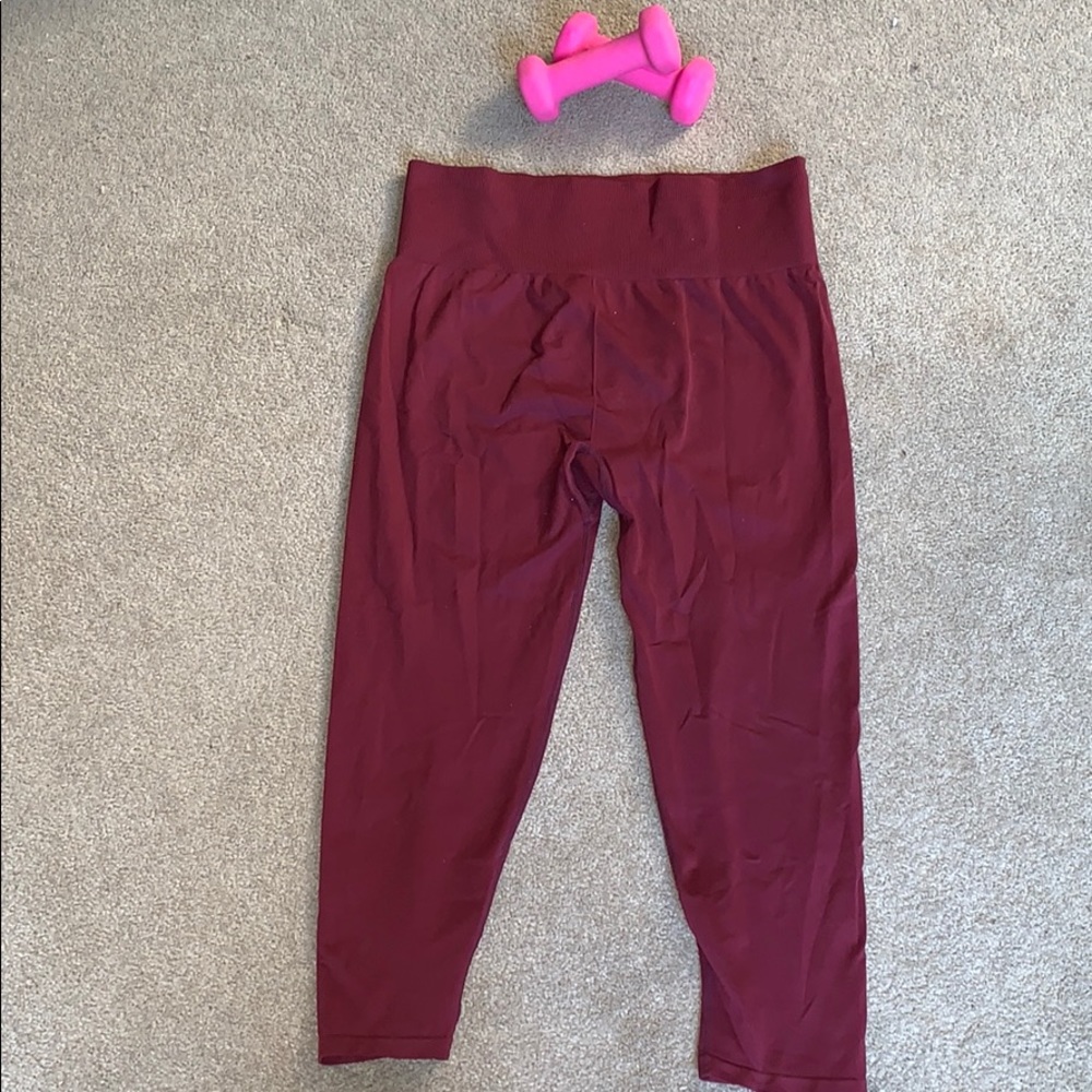FABLETICS Maroon Cropped Medium Capris EUC